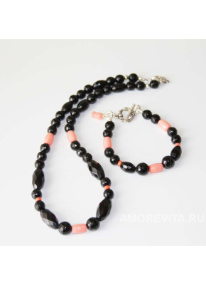 Комплект украшений из черного Агата и розового Коралла (бусы, браслет)