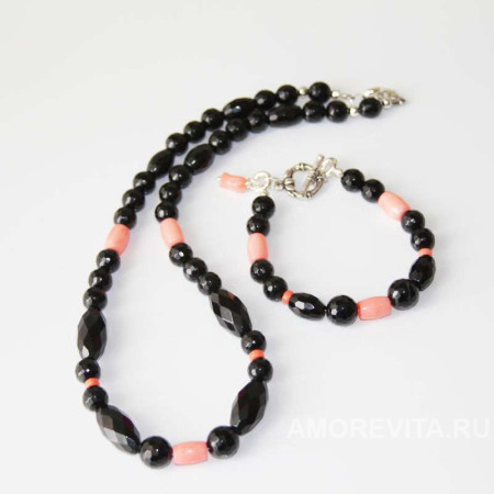 Комплект украшений из черного Агата и розового Коралла (бусы, браслет) Комплект украшений из черного Агата и розового Коралла (бусы, браслет)