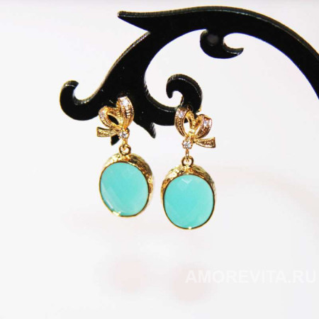 Женственные маленькие серьги с ярко-голубыми кристаллами Женственные маленькие серьги с ярко-голубыми кристаллами