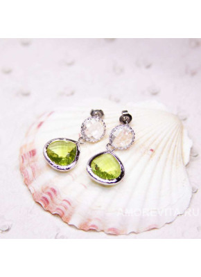 Маленькие серьги оливкового цвета на прозрачных пуссетах