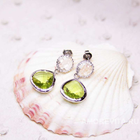 Маленькие серьги оливкового цвета на прозрачных пуссетах Маленькие серьги оливкового цвета на прозрачных пуссетах