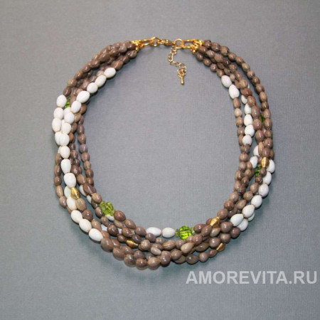 Многорядное колье из бусин орешков Panuas и бусин натурального Перидота