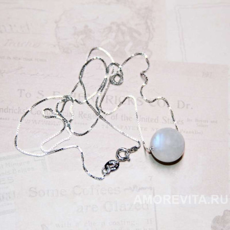 Лунный камень на серебряной цепочке
