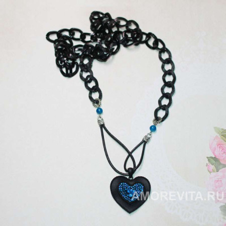Подвеска сердце на кожаных шнурках и крупной черной цепочке