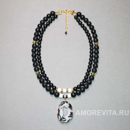 Колье из Шунгита и белого шпата с кулоном из Агата