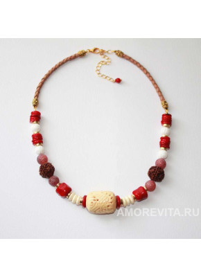 Летнее колье из Коралла, Агата, бусин Рудракши и резной кости, натур.кожа
