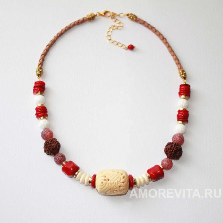 Летнее колье из Коралла, Агата, бусин Рудракши и резной кости, натур.кожа