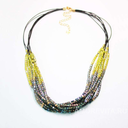 Бусы из бисера, оливково-зеленые, на кожаных шнурках Бусы из бисера, оливково-зеленые, на кожаных шнурках