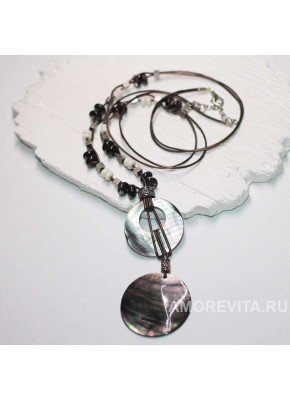 Колье с Перламутром разных форм и с Агатом, на кожаных шнурках
