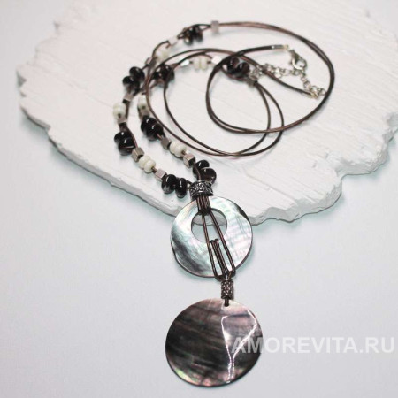 Колье с Перламутром разных форм и с Агатом, на кожаных шнурках