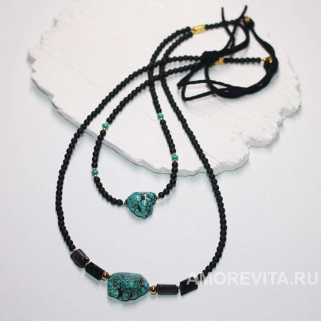 Колье с Бирюзой, Турмалином и Шунгитом на замшевых шнурках