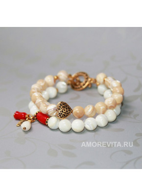 Браслет из Перламутра на замочке с Кораллом и с подвесками