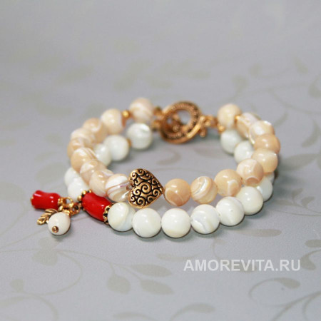 Браслет из Перламутра на замочке с Кораллом и с подвесками