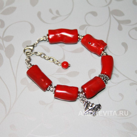 Браслет из Коралла на замочке с подвеской корабликом Браслет из Коралла на замочке с подвеской корабликом