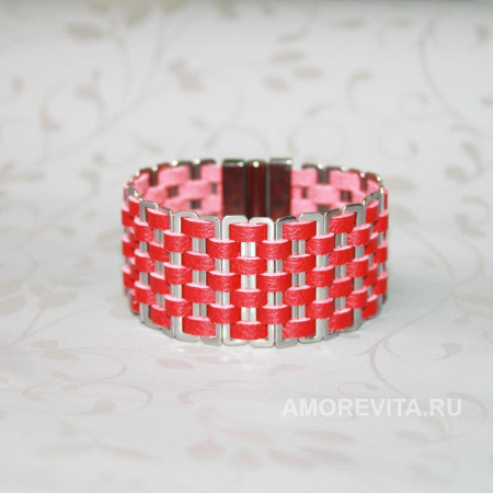 Широкий красный кожаный браслет