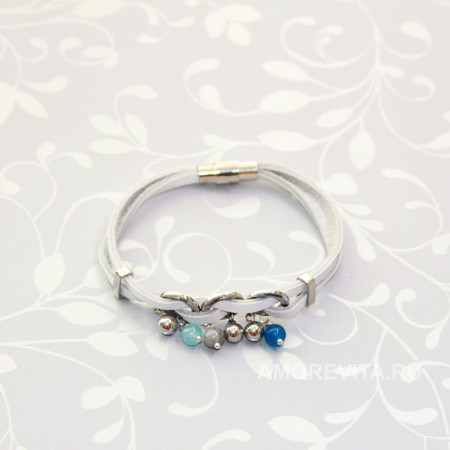 Кожаный белый браслет с подвесками