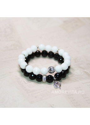 Комплект из 2-х браслетов - белый и черный Агат, с подвеской дельфин