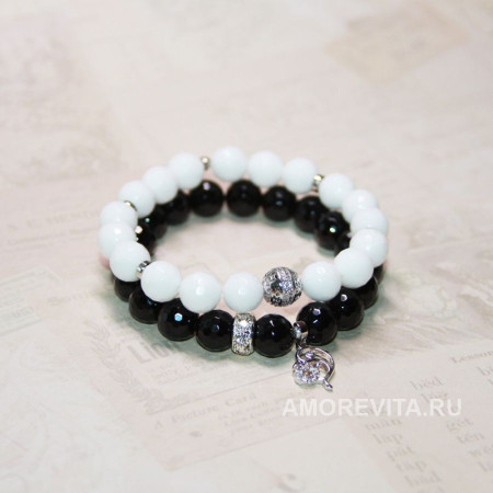 Комплект из 2-х браслетов - белый и черный Агат, с подвеской дельфин