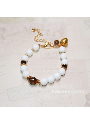 Браслет из белого Агата с Раухтопазом и с подвеской клубничкой