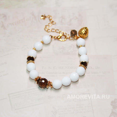 Браслет из белого Агата с Раухтопазом и с подвеской клубничкой