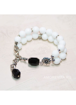 Двухрядный браслет из белого Агата с черным Агатом и с подвесками