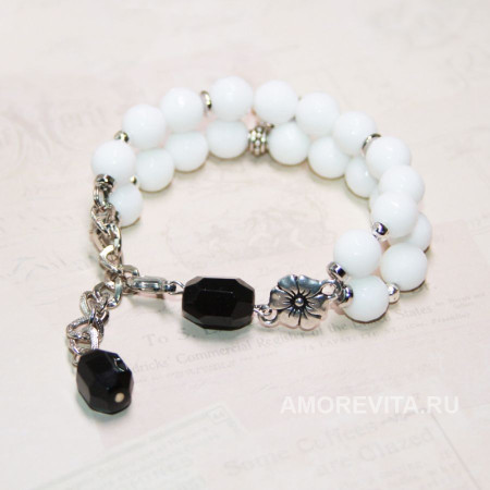 Двухрядный браслет из белого Агата с черным Агатом и с подвесками