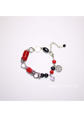 Браслет из красного Коралла и черного Агата с сердечками и с подвесками