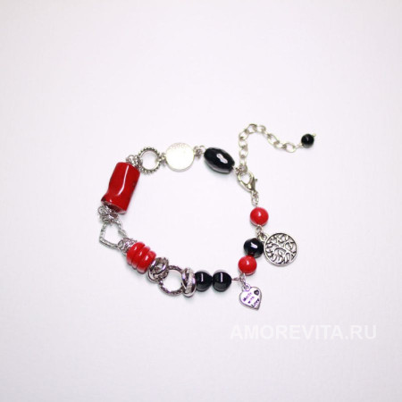 Браслет из красного Коралла и черного Агата с сердечками и с подвесками