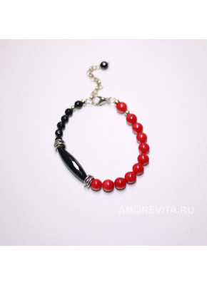 Браслет из красного Коралла и черного Агата с длинной бусиной