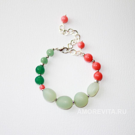 Браслет-амулет на любовь из Халцедона, Коралла и Агата